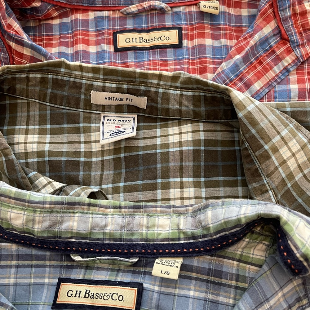 3 men’s short sleeve button up shirts.